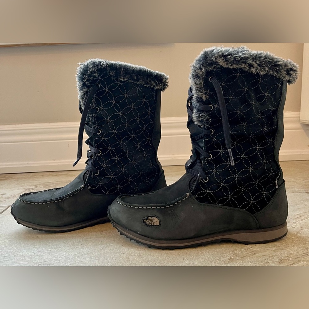 North Face Allure sz 7 insulated winter boots.  Black with “fur” trim. VGUC - Picture 3 of 9